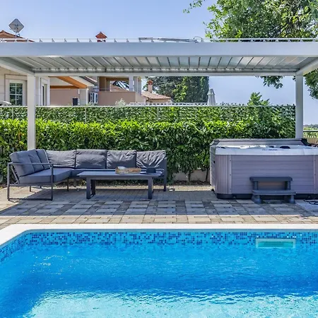 Lotus Elite Estate * بولا