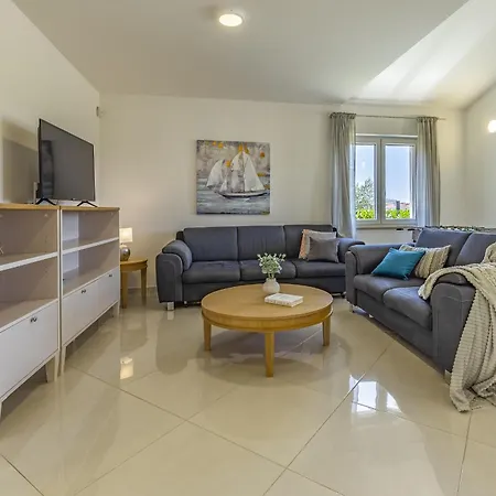 Lotus Elite Estate بولا