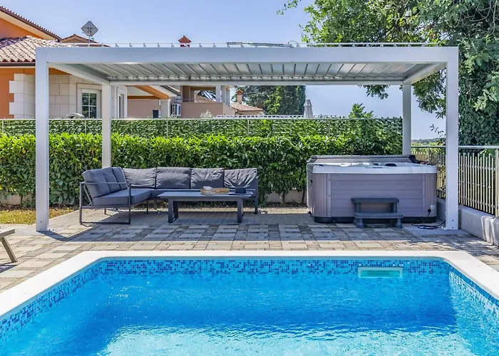 Lotus Elite Estate * بولا