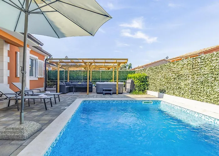 Lotus Elite Estate بولا