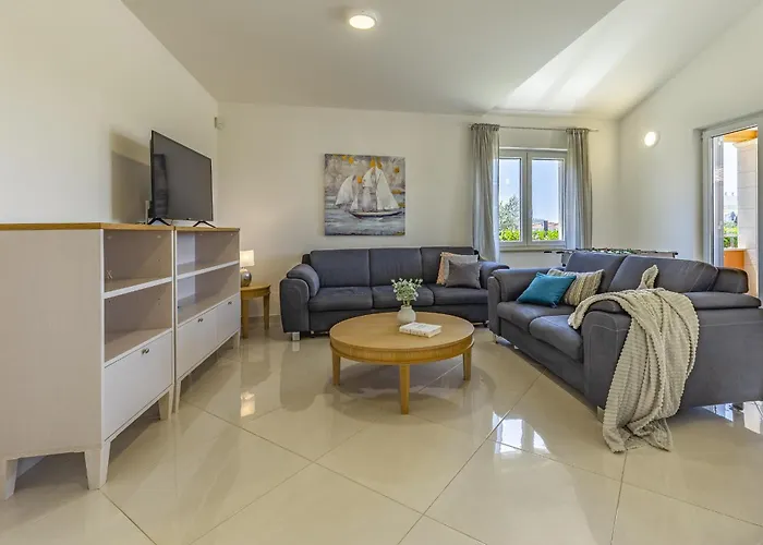 Lotus Elite Estate بولا