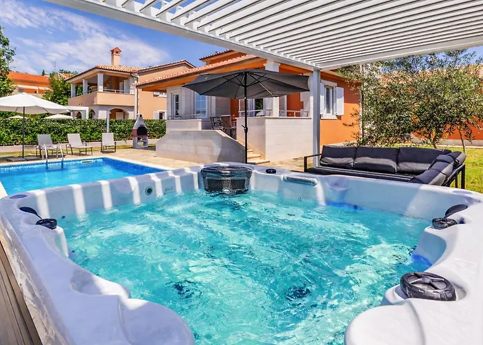 Lotus Elite Estate بولا