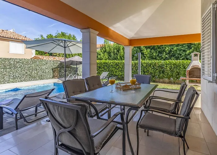 Lotus Elite Estate * بولا