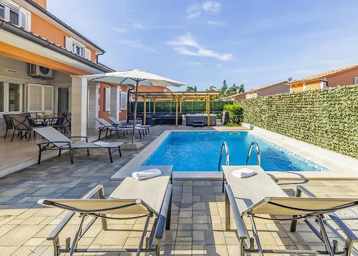 Lotus Elite Estate فيلة