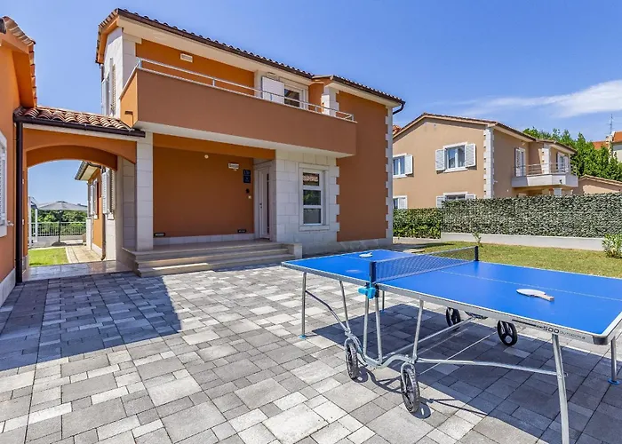 Lotus Elite Estate بولا