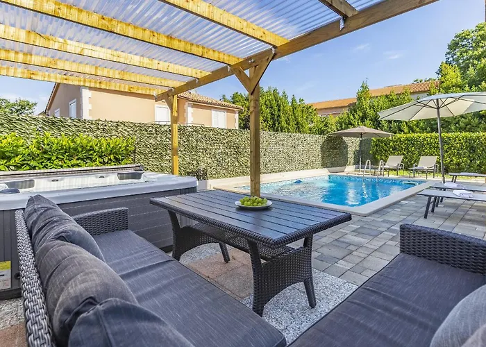 Lotus Elite Estate فيلة