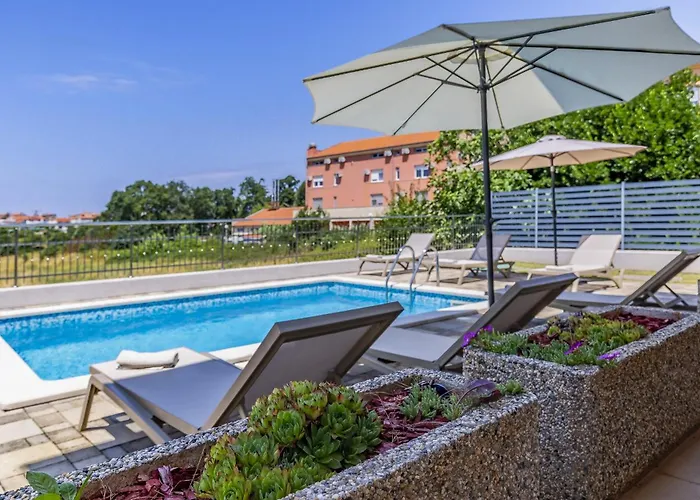 Lotus Elite Estate بولا