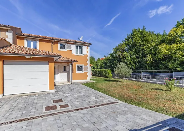 Lotus Elite Estate بولا