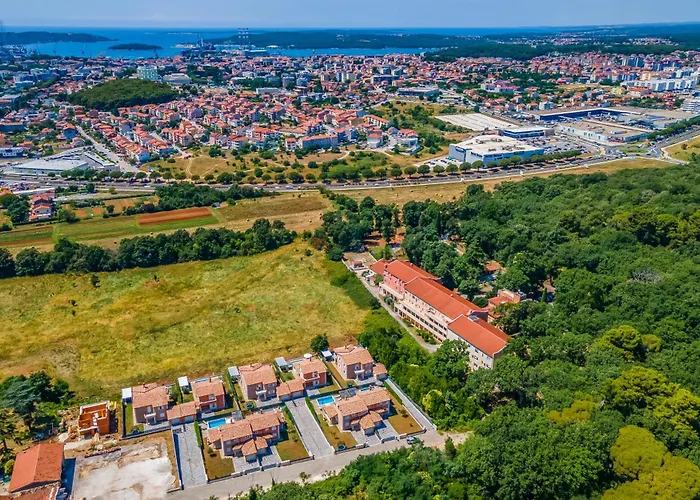 Lotus Elite Estate * بولا