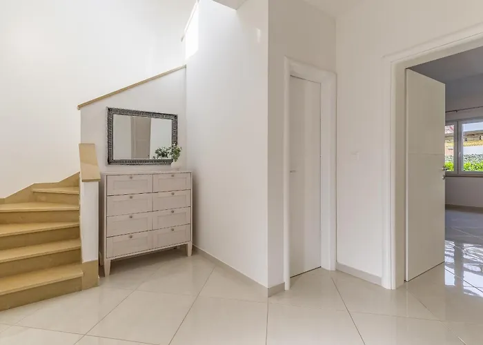 Lotus Elite Estate * بولا