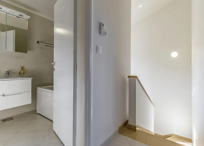 فيلة Lotus Elite Estate