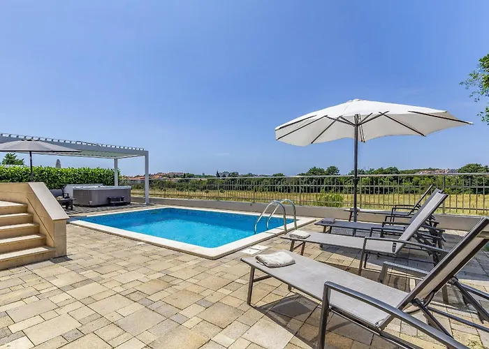 Lotus Elite Estate بولا