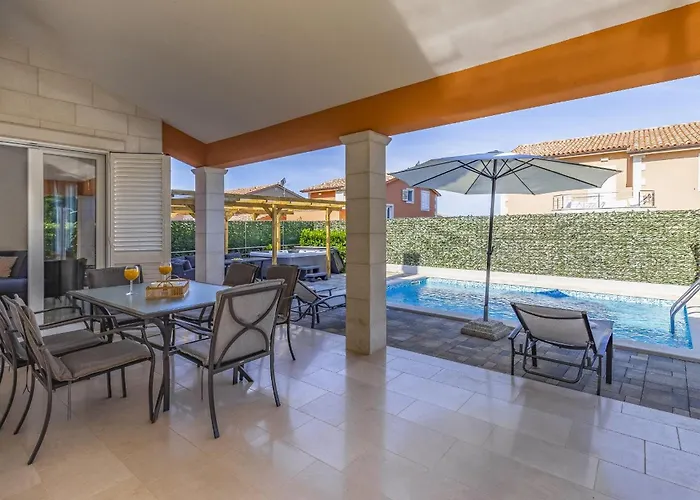 فيلة Lotus Elite Estate