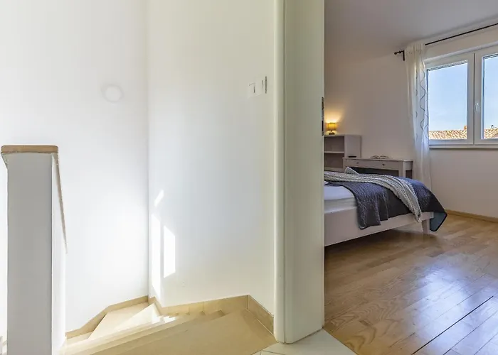 فيلة Lotus Elite Estate بولا