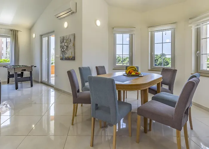 Lotus Elite Estate بولا