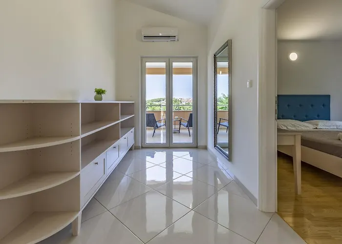 Lotus Elite Estate * بولا