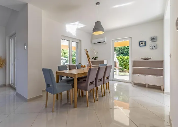 Lotus Elite Estate فيلة بولا