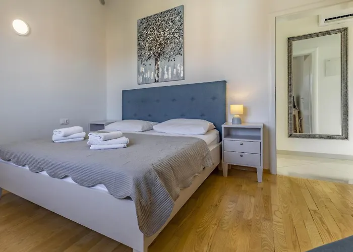 فيلة Lotus Elite Estate بولا