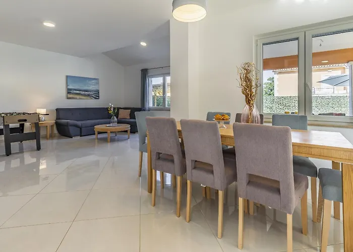 Lotus Elite Estate بولا