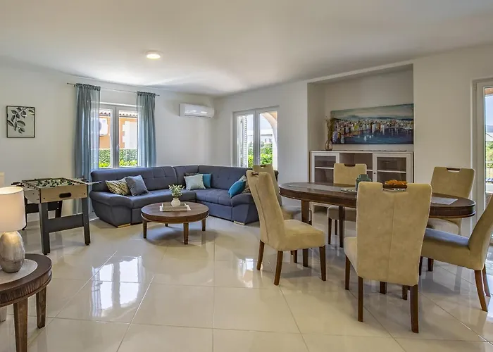 Lotus Elite Estate * بولا