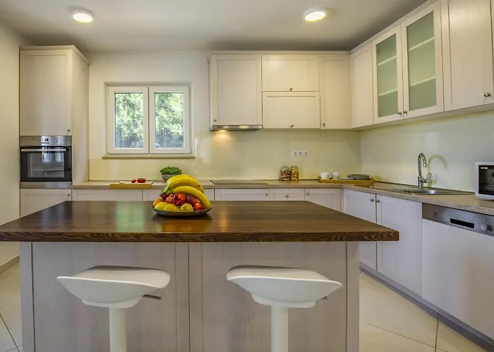 Lotus Elite Estate بولا