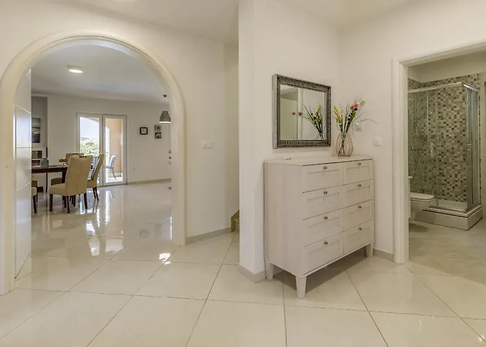 فيلة Lotus Elite Estate بولا