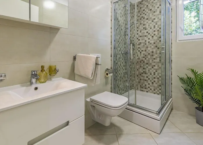 Lotus Elite Estate بولا