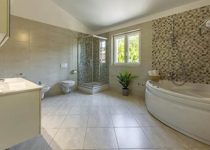 فيلة Lotus Elite Estate بولا