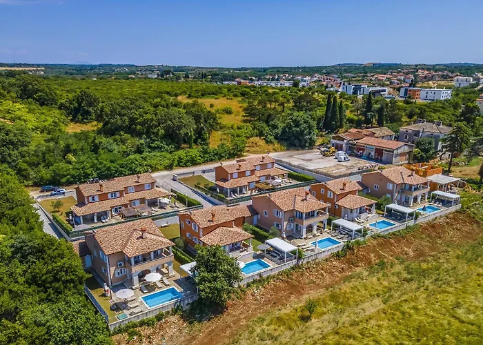 Lotus Elite Estate بولا